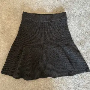 Säljer min mörkgråa stickade kjol från Zara, storlek S och är i fint skick