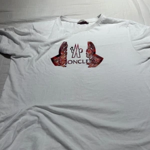 Moncler tröja  - Tjena säljer nu denna moncler tröja i storlek S, inga defekter, pris kan diskuteras vid snabbare affär, självklart äkta , fri frakt nu också! 