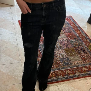 Marinblå lågmidjade bootcut jeans  - Säljer dessa snygga lågmidjade utsvängda jeans i mycket bra skick. Står att det är storlek 38 men skulle säga att det passar 36. 