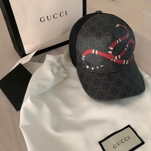Gucci keps  - Säljer min Gucci snake keps, storlek M! Inga synliga flaws och allt og medföljer! Köpte den för cirka 1 år sedan men den har tagits väl hand om 