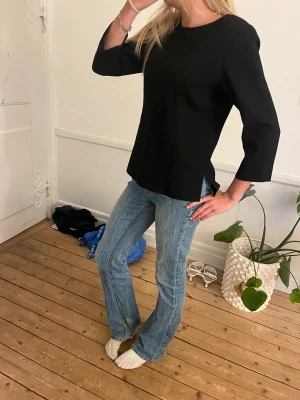 blus  - säljer denna skitsnygga blusen med trekvartsarmar💞den användes inte längre men är i nyskick💞pris kan diskuteras