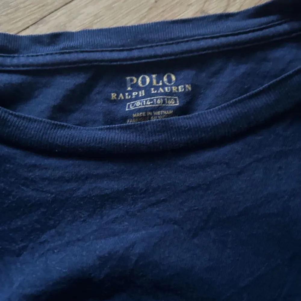 En sjukt snygg polo Ralph lauren t-shirt i en marinblå förf. Bra skick, inga defekter. Strl=14-16(modellen är ca 165 och väger ca 52kg. Mvh. T-shirts.