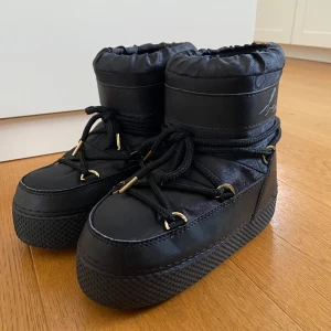 Bis boots - Storlek 40-41 men små i storleken så passar mig som har 39, fina men lite slitna på hälarna (se bild och kan skicka mer om det behövs). En lös tråd på hälen också, kan skicka bild.