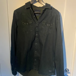 Scotch & soda jeans overtshirt - Nice overshirt perfekt nå framåt vår och sommar till riktigt bra pris🙌🏼 Hör av er för bättre bilder!