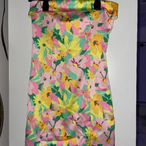 Satinklänning Gina tricot - Kort satinklänning med slits, aldrig använd med prislapp😍🫶🏻