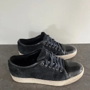 Lanvin skor - Ett par riktigt sköna lanvins perfekta nu för våren och snart sommarn. Skick 7/10 och ingen box medföljer  