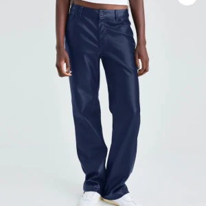 Blå pu läderbyxor  - Helt nya pu läderbyxor från Bikbok. Säljer då de var för stora och har gått för lång tid för att återlämna. Pris kan diskuteras vid snabb affär 