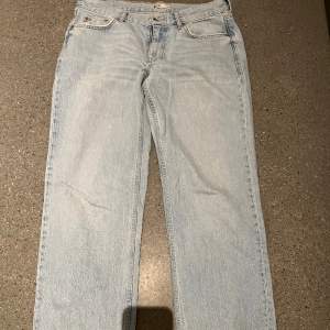 Lågmidjade ljusblå jeans från Gina. Nypris 600 kr. Modellen är straight low waist. För bättre bilder kom privat.
