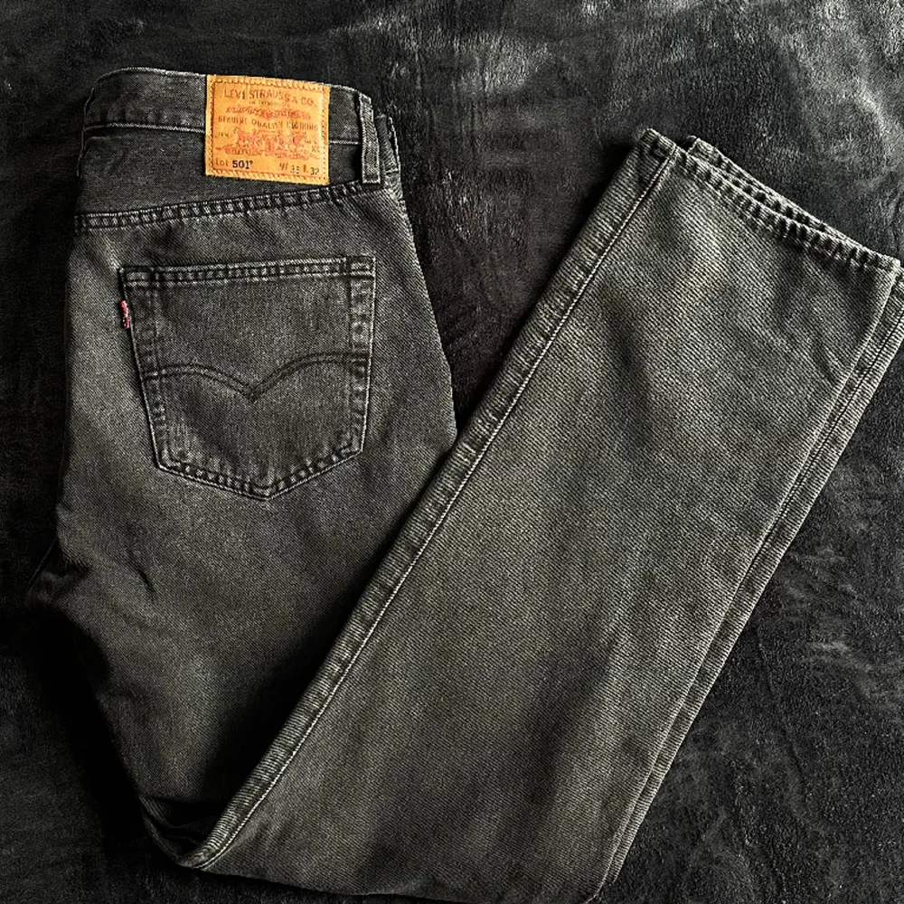 Riktigt feta levis 501 i en mörkgrå färg  Storlek 33/32. Jeans & Byxor.