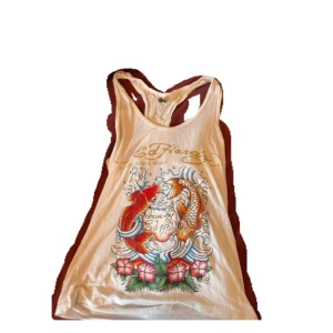 Ed Hardy linne/topp - Ett ed Hardy linne som är lite för stort för mig,sp ja har knutit där uppe så dör är det lite skrynkligt men det går att stryka bort❤️