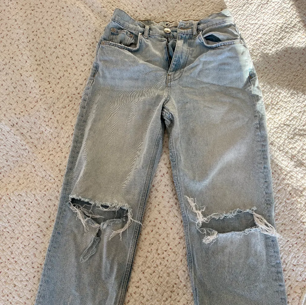 Slitna jeans från Ginatricot i storlek 36🥰. Jeans & Byxor.