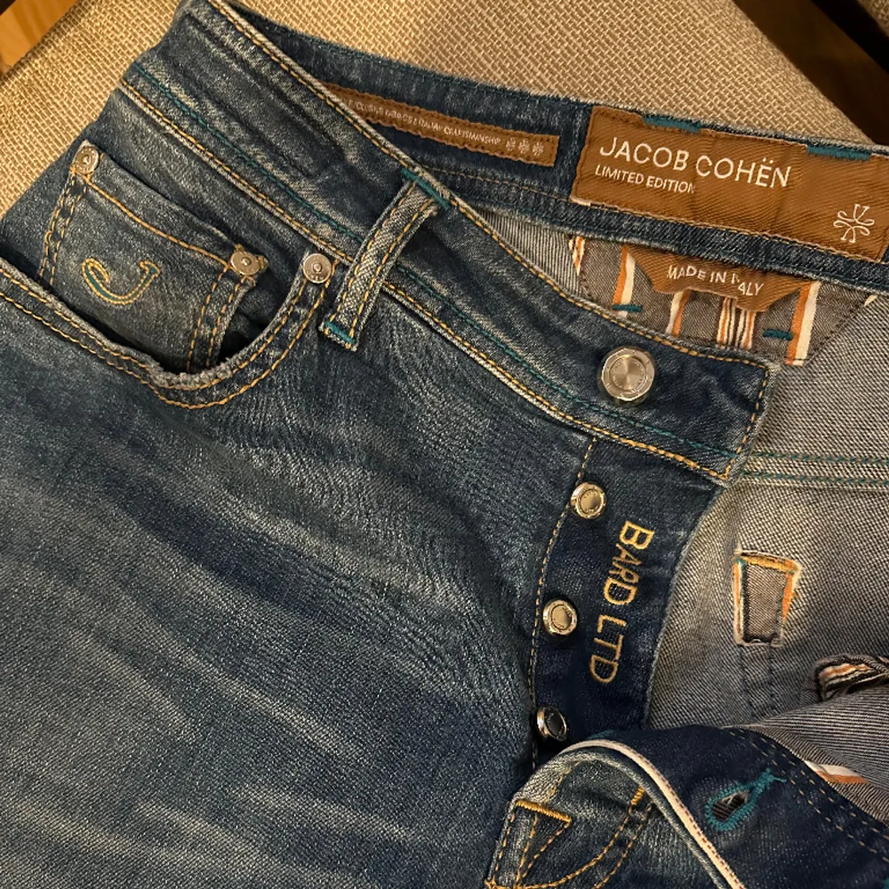 Säljer ett par Jacob Cohen jeans som är Limited edition. 296/350st. Jeansen är endast använda 2 ggr, så helt nya. Aldrig tvättats i maskin, tags finns kvar, tråd och scarf följer med. Köpta för några månader sen på season man i Jönköping för 8400kr. Jeans & Byxor.