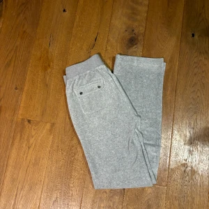 Juicy couture - Säljer mina sköna Juicy couture byxor eftersom dom inte kommer till användning!💕 jättebra skick Köpt från butiken Jackie!