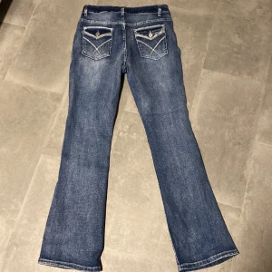jeans - snygga lågmidjade jeans men knappar på fickorna. De kommer inte till användning 💕