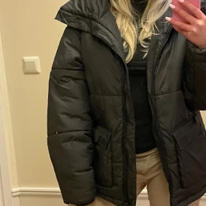 Dr denim jacka  - Dr denim puffer jacket❤️ Den är i storlek M, men sitter oversized ❤️ pris kan diskuteras