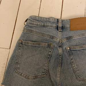 Ljusblå midwaist/ highwaist jeans från hm från början. Inga defekter😇 Säljer då de är för små för mig 