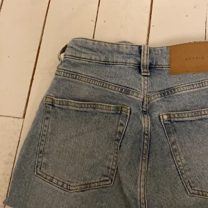 Blå jeans - Ljusblå midwaist/ highwaist jeans från hm från början. Inga defekter😇 Säljer då de är för små för mig 