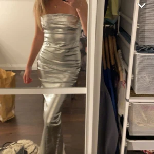 Silverklänning  - Säljer denna coola silverklänning med vitt denimmaterial på insidan, slits i bak och aldrig använd🪩⚡️  Skickar fler bilder vid intresse🪩💘