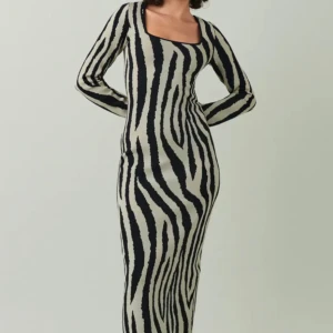 Stickad långklänning  - Funderar på att sälja min finafina klänning från Gina som tyvärr inte kommer till så mycke användning. Använd 2-3 ggr o ser orörd ut. Kom med prisförslag. Köpt för ca 600🎀