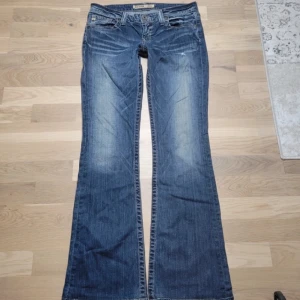 Low waist jeans  - Köpa på vinted, skit snygga men passar tyvärr inte mig🥲   Midjemått 40 cm rakt över Innebenslängd 85 cm    Skriv för bilder på💕