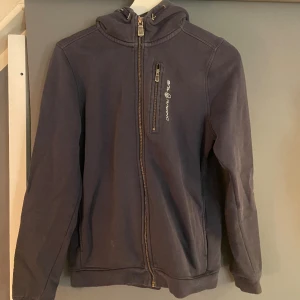 Sailracing hoddie - Fin lite urtvättad sail racing hoddie i färgen marinblå. 