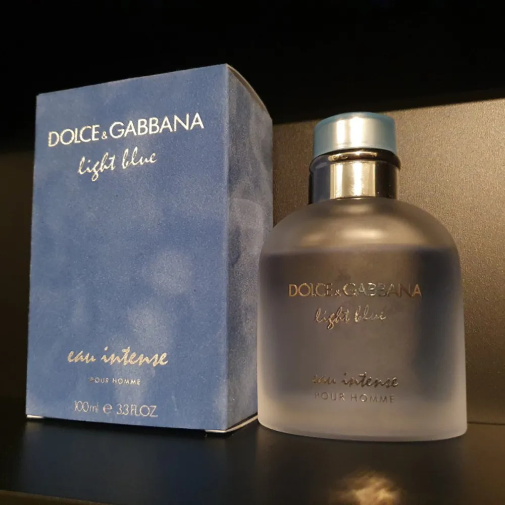 Dolce Gabbana Lightblue intense 100ml Ungefär 80-85ml kvar, jättebra sommar parfym  Skriv DM om du har frågor . Övrigt.
