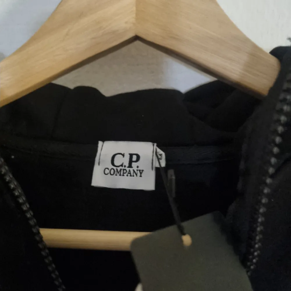 Helt ny C.P Company hoodie. Google zip.. Hoodies.