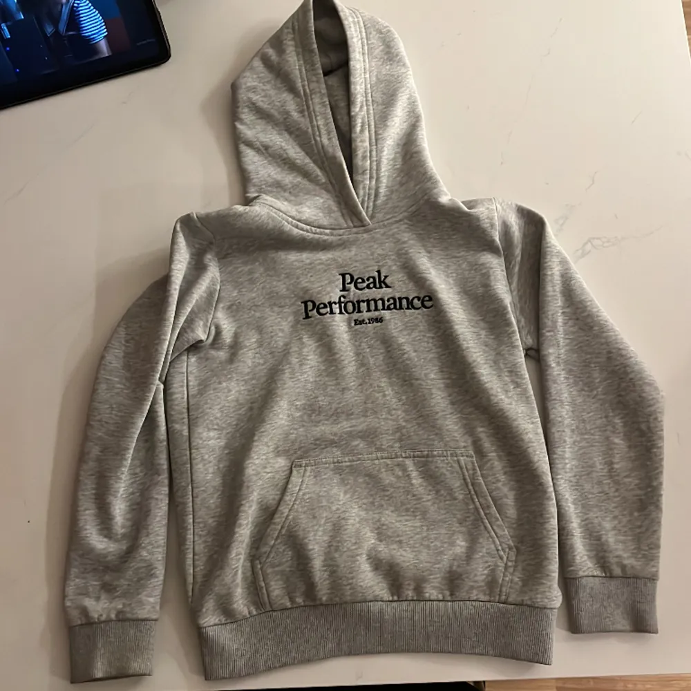 Peakperformance grå hoodie (oanvänd)(bra skick). Hoodies.