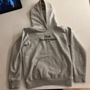 Peakperformance grå hoodie (oanvänd)(bra skick)