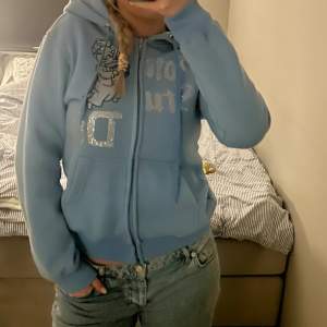 Säljer min fina blå Vonstudio zip hoodie i storlek S i bra skick💕 