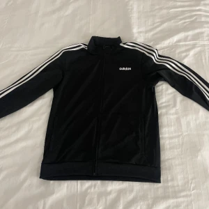 Adidas kofta - En adidas kofta i Stl L och i fint skick. Finns inga brister eller skador på produkten, kontakta vid fler frågor:).