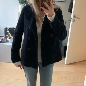 Kappa - Hej! Säljer denna super fina kappan. Lånade bilder ifrån förra ägaren då den tyvärr inte passade mig. Den är i använt skick och lite nopprig (se sista bilden). 💘