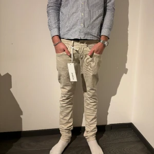 Dondup george jeans - Tjena säljer nu mina sjukt snygga jeans ifrån dondup. Modellen är george. Byxorna är i storlek 30. Byxorna är i riktigt bra skick 9/10. Har ni frågor eller funderingar hör av er!.
