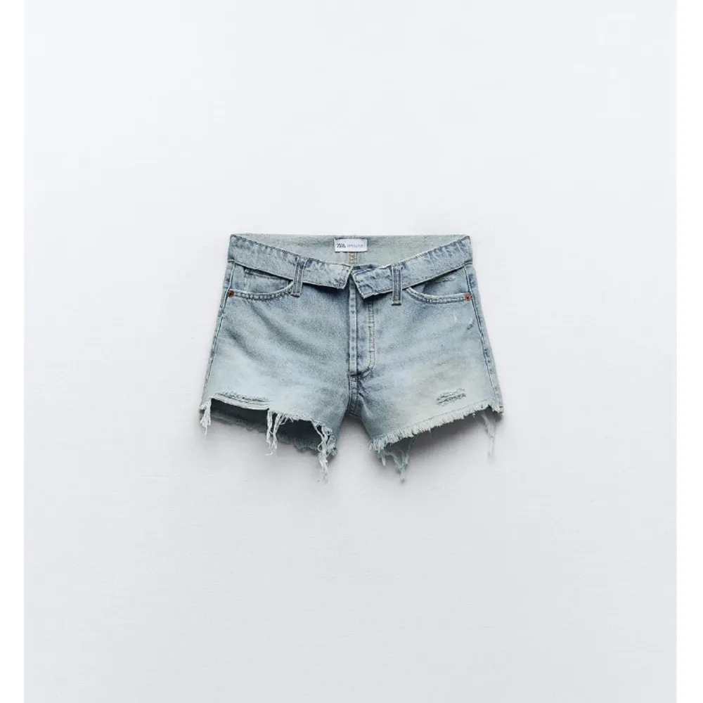 Helt nya shorts från zara helt ny med prislappen kvar. Endast testat, jag säljer den eftersom den är för liten för mig så jag kan inte skicka bilder med den på.         Dom är midwasit. Skriv om du har fler frågor 💕. Shorts.