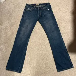 Blå flared jeans  Riktigt clean