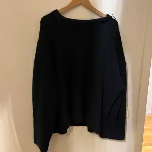 Jätte fin stickad tröja från Gina tricot. Marinblå och skönt material. Inte mycket använd köpt här på plick. Och är i storleken XL men skulle säga att den passar Storlek s-Xl beroende på hur man vill att den ska sitta.  Nypris-399kr💕❤️