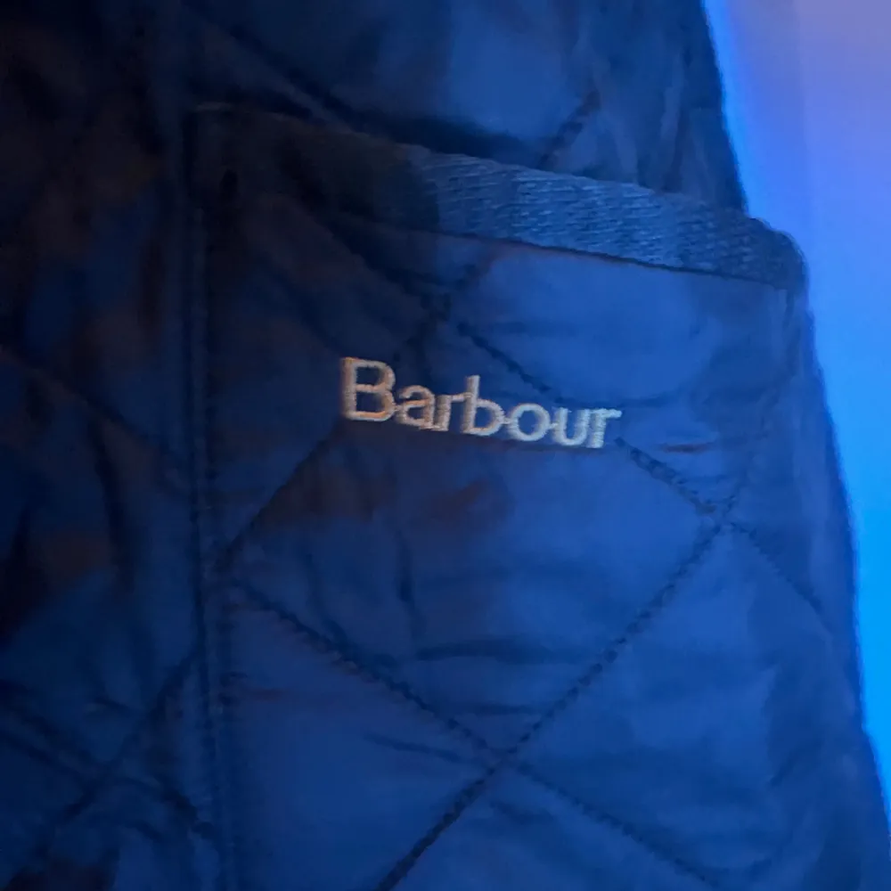 För en sofistikerad och formell look. Denna navyblå jacka från Barbour ger en touch av elegans till dun outfit, passar för både skola och en ute kväll. För endast 449kr är denna jackan din!. Jackor.