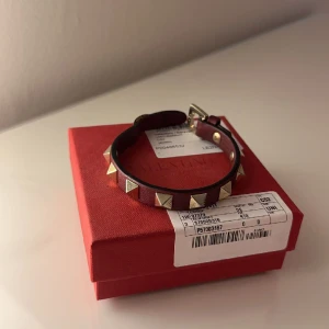 Valentino armband - Säljer mitt vinröda valentino armband då jag aldrig använder det längre.🌟Nypris: 3085kr Har gått upp lite därav de billiga priset❤️
