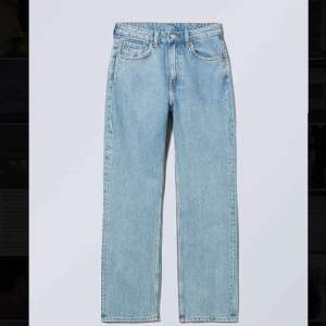 Weekday jeans i modellen voyage storlek 26x30, har inte använt dem supermycket så de är fortfarande i väldigt bra skick! Inte riktigt samma färg som bilden från deras hemsida då den färgen inte finns längre✨✨