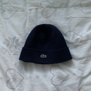 Lacoste mössa - Använd cirka två gånger. Köpt på Volt. 