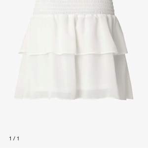 Säljer denna vita kjol ifrån Chelsea då jag inte använder den längre. Köpt för 449 kr och säljer nu för 200 kr. Men pris kan absolut diskuteras. Skriv till mig för fler bilder❤️🤩