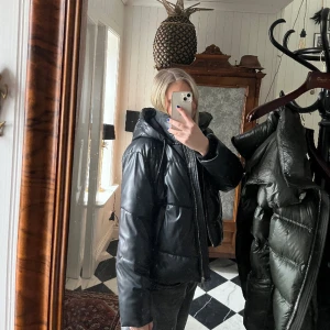Zara jacka - Säljer denna fina svarta Zara jacka, har inte kommit till användning🖤