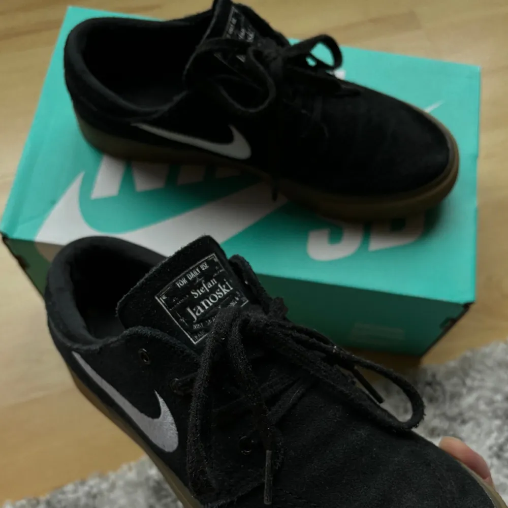 Nike SB Zoom Stefan Janoski RM i storlek 36.5! Något använda men fortfarande i väldigt fint skick! Skickas i originallåda 💌. Skor.