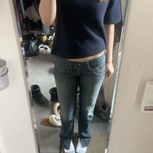 Lågmidjade Pepe jeans - Säljer ett par snygga lågmidjade Pepe Jeans med slits💞 dem är väldigt små i storleken och dessa är i storlek 30x32 men sitter som S/M, dom passar mig bra och jag brukar ha 36 på vanliga jeans och är 167cm💞