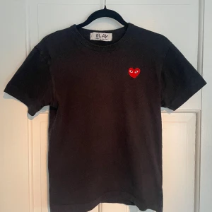 Comme des Garcons T-shirt - Comme des Garcons T-shirt i bra skick, tyvärr har den blivit för liten. Den är i storlek S