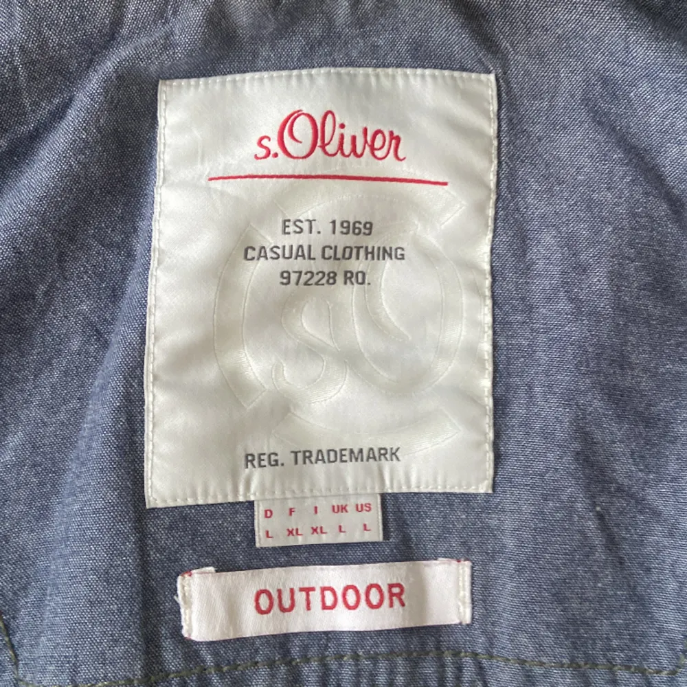 Hej, säljer nu min field jacket från märket s.Oliver. Den är i väldigt fint skick med inga defekter. Jackan är i storlek L men sitter som ett M. Hör av er vid minsta lilla fråga!. Jackor.