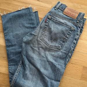 Jeans från levi’s som är lågmidjade men även korta i benen och passar bra på mig som är 156 