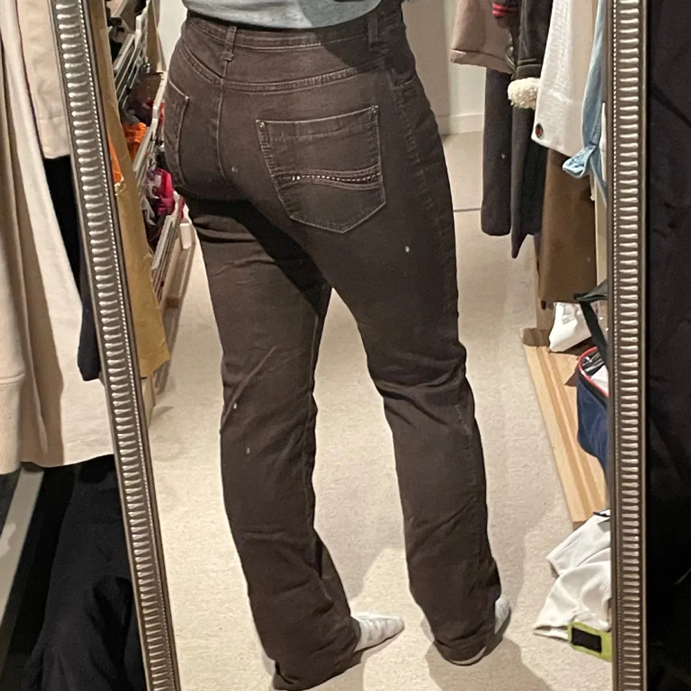 Säljer mina jättesnygga bruna jeans från Brax. Knappt använda och har inga defekter. Jeans & Byxor.