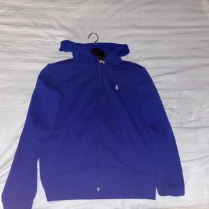 Ralph lauren zip - En Ralph zip i bra skick. Cond 8,5/10. Skriv för mer frågor;)