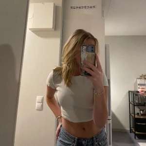 vit croppad t-shirt - Vit croppad t-shirt från Zara. Storlek S men sitter som en XS. Den har en liten fläck vid axeln (tredje bilden), har inte testat med någon fläckborttagning så kan hända att det går att ta bort.